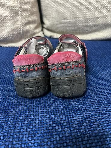 Туфли-мокасины с ремешком на липучке. - Цвет: темно-серый с розовыми at lalafo.kg Туфли-мокасины с ремешком на липучке. - Цвет: темно-серый с розовыми