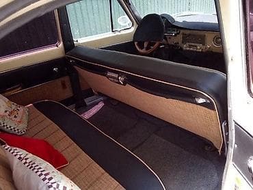 Салон ретро-автомобиля с передним и задним цельными диванами. - at lalafo.kg Салон ретро-автомобиля с передним и задним цельными диванами. -