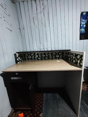 Компьютерный / игровой стол в хорошем состоянии Описание: Продаю at lalafo.kg Компьютерный / игровой стол в хорошем состоянии Описание: Продаю