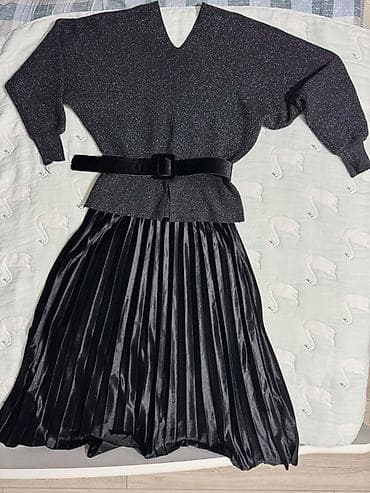 Комплект: свитер с люрексом + плиссированная миди-юбка + ремень - at lalafo.kg Комплект: свитер с люрексом + плиссированная миди-юбка + ремень -