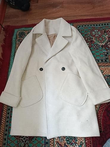 Двубортное светлое пальто прямого кроя. - Цвет: молочный/айвори - at lalafo.kg Двубортное светлое пальто прямого кроя. - Цвет: молочный/айвори -