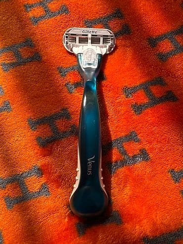 Боди: Набор женских бритвенных ручек и аксессуаров Gillette Venus. Состав at lalafo.kg — 2 Боди: Набор женских бритвенных ручек и аксессуаров Gillette Venus. Состав — 2