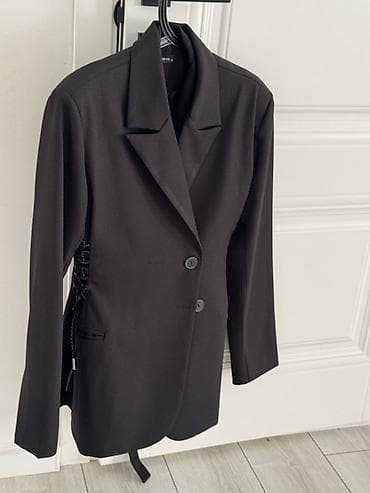 Женский черный пиджак с корсетной шнуровкой по бокам. - Классический at lalafo.kg Женский черный пиджак с корсетной шнуровкой по бокам. - Классический