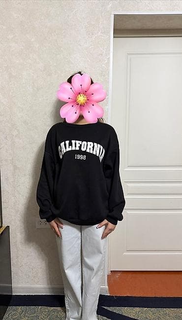Черный свитшот с принтом “CALIFORNIA 1998”. - Универсальный фасон с at lalafo.kg Черный свитшот с принтом “CALIFORNIA 1998”. - Универсальный фасон с
