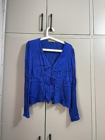 Женская блуза насыщенного синего цвета с V образным вырезом от Mango at lalafo.kg Женская блуза насыщенного синего цвета с V образным вырезом от Mango