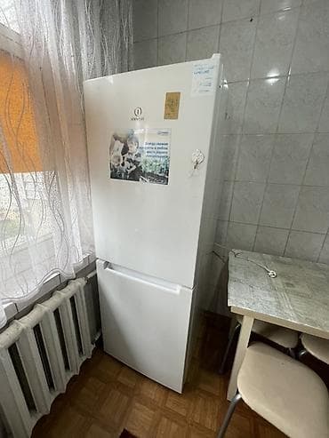 Двухкамерный холодильник Indesit с нижней морозильной камерой at lalafo.kg Двухкамерный холодильник Indesit с нижней морозильной камерой