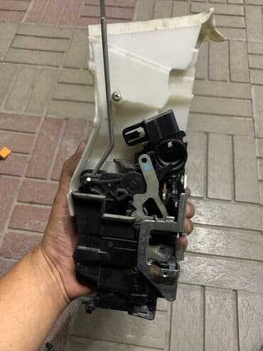 Дверной замок на Мерседес w210, правая сторона at lalafo.kg Дверной замок на Мерседес w210, правая сторона