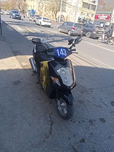 Скутер/мопед городского типа. - Кузов: компактный, черный пластик at lalafo.kg Скутер/мопед городского типа. - Кузов: компактный, черный пластик