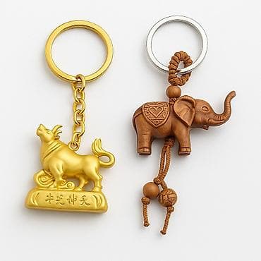 Брелки обереги – Золотой Бык и Деревянный Слон (на удачу и достаток) at lalafo.kg Брелки обереги – Золотой Бык и Деревянный Слон (на удачу и достаток)
