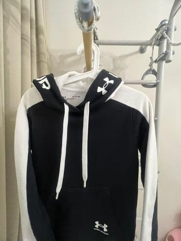 Худи Under Armour с капюшоном - Цвет: черный с контрастными белыми at lalafo.kg Худи Under Armour с капюшоном - Цвет: черный с контрастными белыми