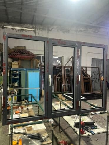 Трёхстворчатое окно из ПВХ/алюминиевого профиля в тёмно‑сером at lalafo.kg Трёхстворчатое окно из ПВХ/алюминиевого профиля в тёмно‑сером