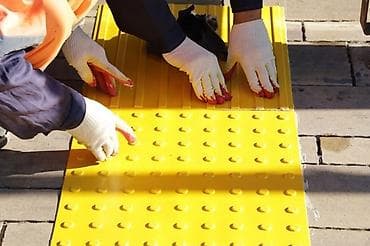 Тактильная плитка/направляющие элементы для маломобильных и незрячих at lalafo.kg Тактильная плитка/направляющие элементы для маломобильных и незрячих