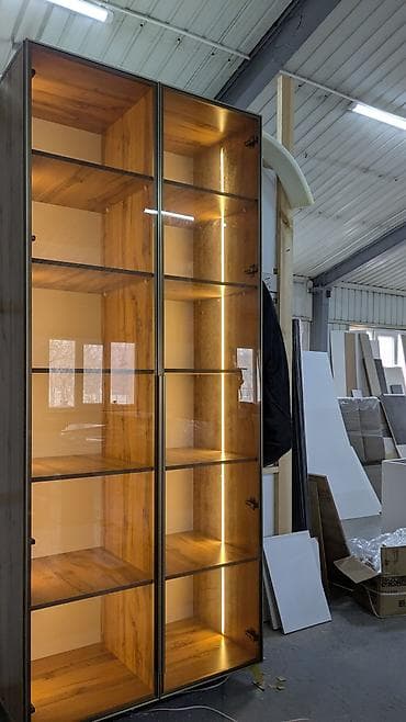 Витрина/шкаф с подсветкой - Двухдверная витрина с прозрачными at lalafo.kg Витрина/шкаф с подсветкой - Двухдверная витрина с прозрачными