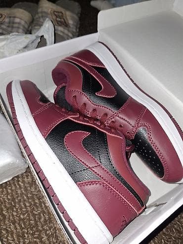 Кроссовки низкие, бордово‑черные. - Верх: комбинированная at lalafo.kg Кроссовки низкие, бордово‑черные. - Верх: комбинированная