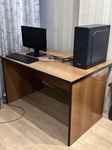 Компьютерный стол из ЛДСП в цвете «орех/бук». - Прямая столешница at lalafo.kg Компьютерный стол из ЛДСП в цвете «орех/бук». - Прямая столешница