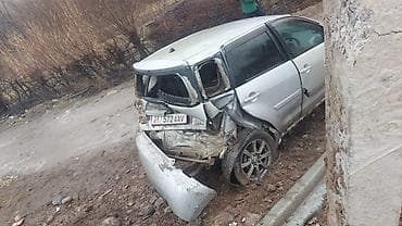 Продаётся автомобиль на запчасти: серебристый компактный at lalafo.kg Продаётся автомобиль на запчасти: серебристый компактный