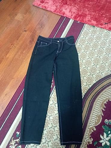 Прямые черные джинсы с контрастной белой прострочкой. Классический at lalafo.kg Прямые черные джинсы с контрастной белой прострочкой. Классический