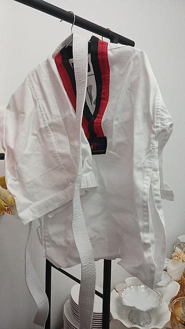 Добок для тхэквондо с воротником красно‑чёрного цвета. - at lalafo.kg Добок для тхэквондо с воротником красно‑чёрного цвета. -