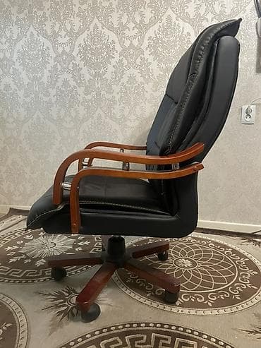 Офисное кресло, Б/у, С колесиками, цвет - Черный, Кожа at lalafo.kg Офисное кресло, Б/у, С колесиками, цвет - Черный, Кожа