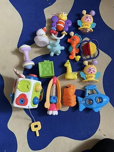 Набор развивающих игрушек и погремушек для малышей. В комплекте: - at lalafo.kg Набор развивающих игрушек и погремушек для малышей. В комплекте: -