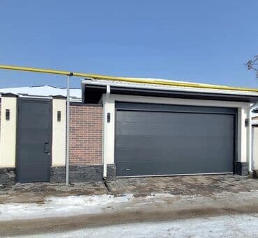 Секционные гаражные ворота с калиткой и декоративной облицовкой - Тип at lalafo.kg Секционные гаражные ворота с калиткой и декоративной облицовкой - Тип