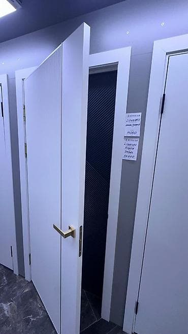 Межкомнатная дверь белого цвета с вертикальной фрезеровкой. - at lalafo.kg Межкомнатная дверь белого цвета с вертикальной фрезеровкой. -