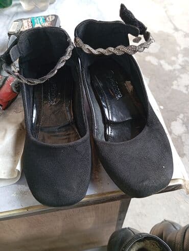 Балетки/туфли для девочки, черные - Материал верха: бархатистый at lalafo.kg Балетки/туфли для девочки, черные - Материал верха: бархатистый