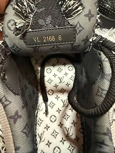 Кроссовки в стиле Louis Vuitton Trainer, черные, с яркими at lalafo.kg Кроссовки в стиле Louis Vuitton Trainer, черные, с яркими