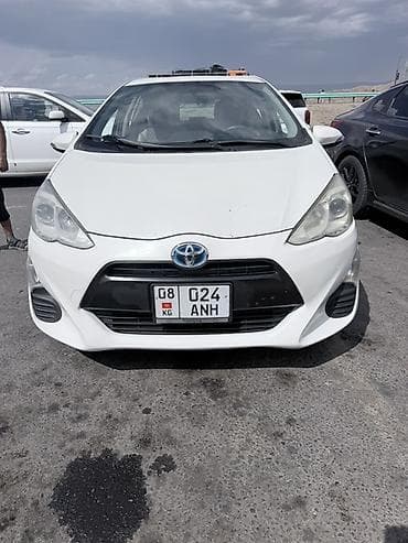 Toyota Prius C: 2016 г., 1.5 л, Автомат, Гибрид, Хэтчбэк at lalafo.kg Toyota Prius C: 2016 г., 1.5 л, Автомат, Гибрид, Хэтчбэк