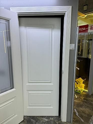 Представляю вам элегантную белую дверь в классическом стиле. Обратите at lalafo.kg Представляю вам элегантную белую дверь в классическом стиле. Обратите