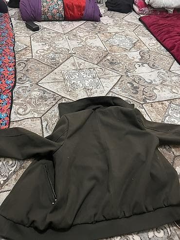 Мужская куртка-бомбер, цвет тёмно‑оливковый. - Прямой крой at lalafo.kg Мужская куртка-бомбер, цвет тёмно‑оливковый. - Прямой крой