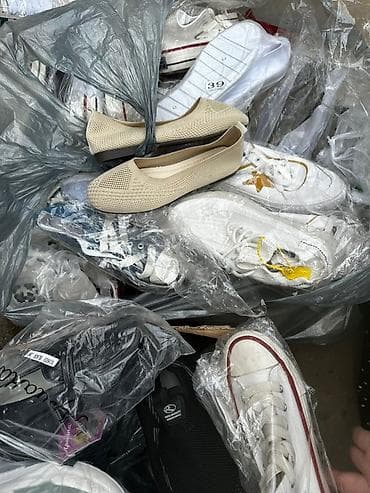 Разгружаю контейнер. Вся обувь новая, нужно освободить место. Цена 500 at lalafo.kg Разгружаю контейнер. Вся обувь новая, нужно освободить место. Цена 500