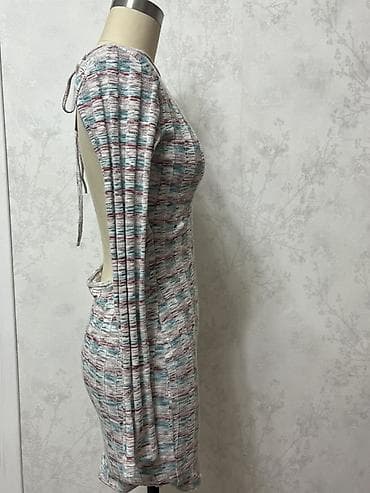 Трикотажное мини‑платье BSL с открытой спиной - Силуэт: приталенное at lalafo.kg Трикотажное мини‑платье BSL с открытой спиной - Силуэт: приталенное