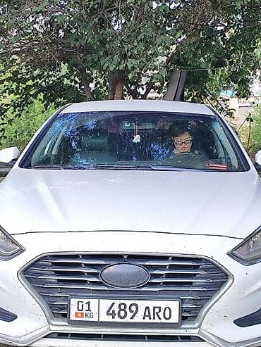 Белый седан бизнес-класса, левый руль отсутствует (леворульный). Кузов at lalafo.kg Белый седан бизнес-класса, левый руль отсутствует (леворульный). Кузов