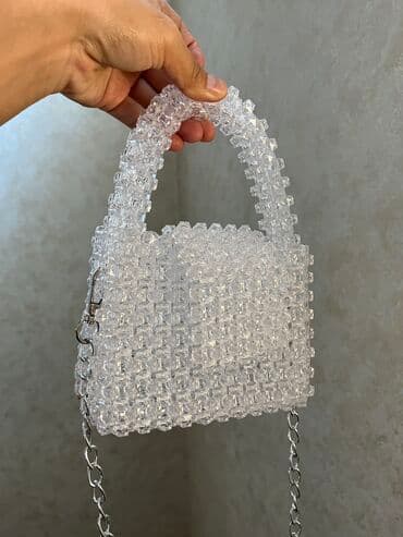Сумочка из бусинок прозрачного цвета длина 15 см, высота 12 см at lalafo.kg Сумочка из бусинок прозрачного цвета длина 15 см, высота 12 см