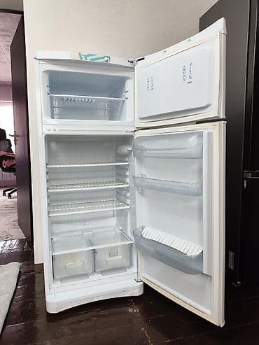 Холодильник Indesit, Б/у, Двухкамерный, 60 * 150 * 60 at lalafo.kg Холодильник Indesit, Б/у, Двухкамерный, 60 * 150 * 60