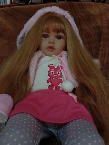 Кукла-реборн с длинными светлыми волосами и карими глазами. На кукле at lalafo.kg Кукла-реборн с длинными светлыми волосами и карими глазами. На кукле