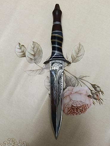 Декоративный кинжал с резной гравировкой - Тип: кинжал с двулезвийным at lalafo.kg Декоративный кинжал с резной гравировкой - Тип: кинжал с двулезвийным