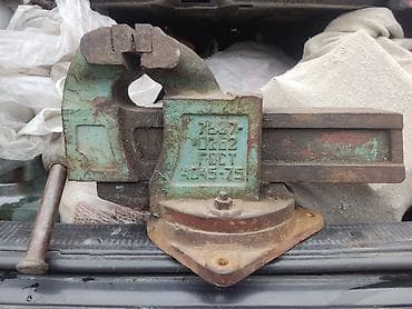 Тиски слесарные поворотные, тяжелые, советского образца at lalafo.kg Тиски слесарные поворотные, тяжелые, советского образца