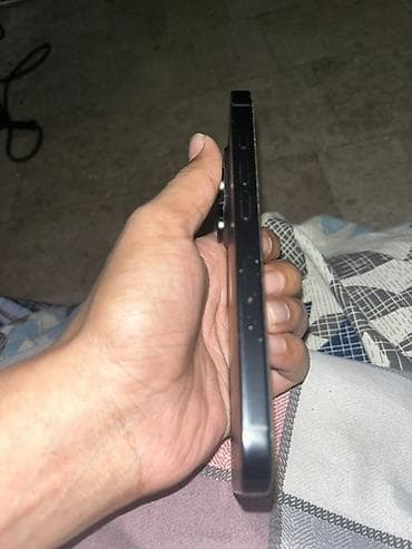 Смартфон с плоскими гранями и матовым чёрным корпусом. На боковой at lalafo.kg Смартфон с плоскими гранями и матовым чёрным корпусом. На боковой