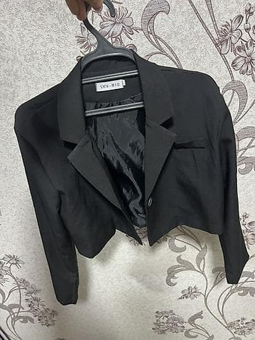 Женский укороченный пиджак (кроп-жакет), черный. - Классический at lalafo.kg Женский укороченный пиджак (кроп-жакет), черный. - Классический