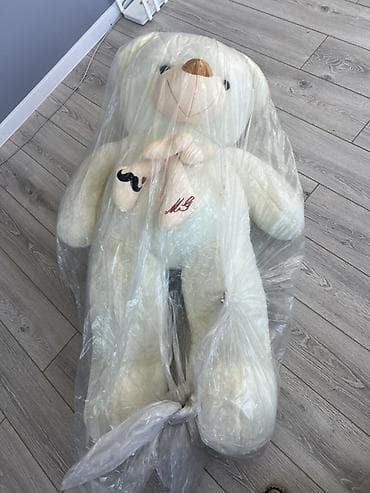 Большой плюшевый медведь белого цвета. Характеристики: - Размер at lalafo.kg Большой плюшевый медведь белого цвета. Характеристики: - Размер