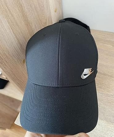 Кепка, Бейсболка, Козырек: Изогнутый at lalafo.kg Кепка, Бейсболка, Козырек: Изогнутый