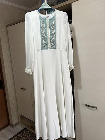 Новый! Размер 44-46. Длинное белое платье с длинными рукавами и at lalafo.kg Новый! Размер 44-46. Длинное белое платье с длинными рукавами и