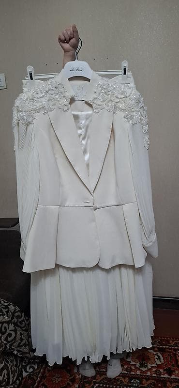 Костюм-комплект молочного цвета: жакет + плиссированная юбка/платье at lalafo.kg Костюм-комплект молочного цвета: жакет + плиссированная юбка/платье