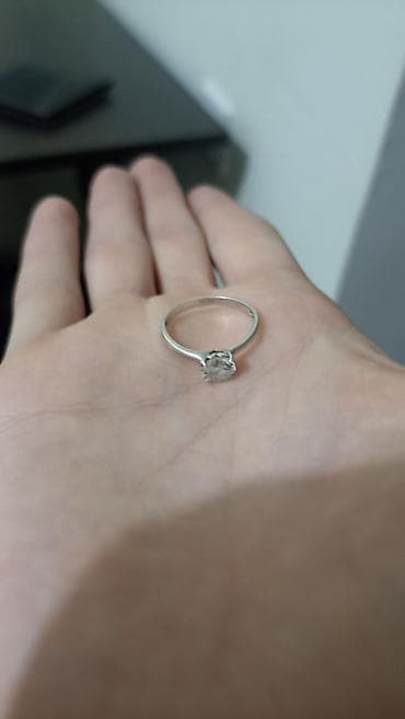 Кольцо с одиночным камнем (солитером) ВЮВЮ 925 - Металл: белый at lalafo.kg Кольцо с одиночным камнем (солитером) ВЮВЮ 925 - Металл: белый
