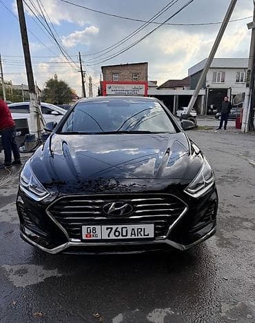 Hyundai Sonata, черный седан бизнес‑класса Сдаю под такси. 2000 at lalafo.kg Hyundai Sonata, черный седан бизнес‑класса Сдаю под такси. 2000