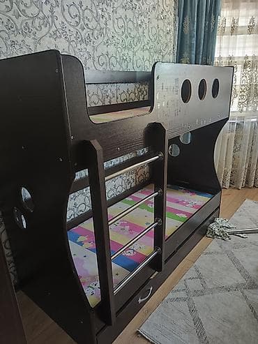 Двухъярусная детская кровать из ЛДСП темного дерева. Особенности: - at lalafo.kg Двухъярусная детская кровать из ЛДСП темного дерева. Особенности: -