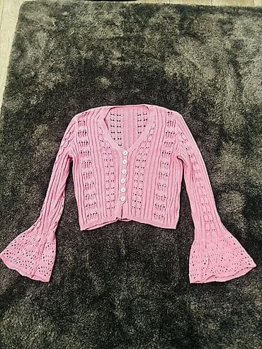 Вязаный укороченный кардиган розового цвета. Размер S состояние at lalafo.kg Вязаный укороченный кардиган розового цвета. Размер S состояние