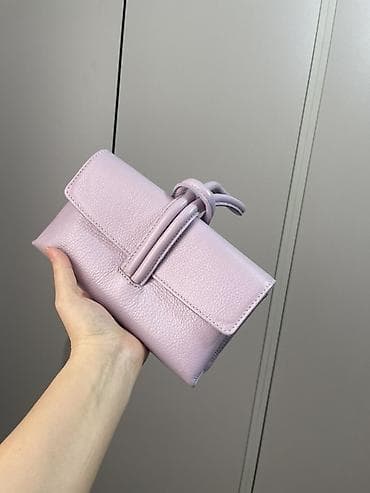 Компактная женская сумка-клатч в лавандовом цвете. Новая, итальянская at lalafo.kg Компактная женская сумка-клатч в лавандовом цвете. Новая, итальянская